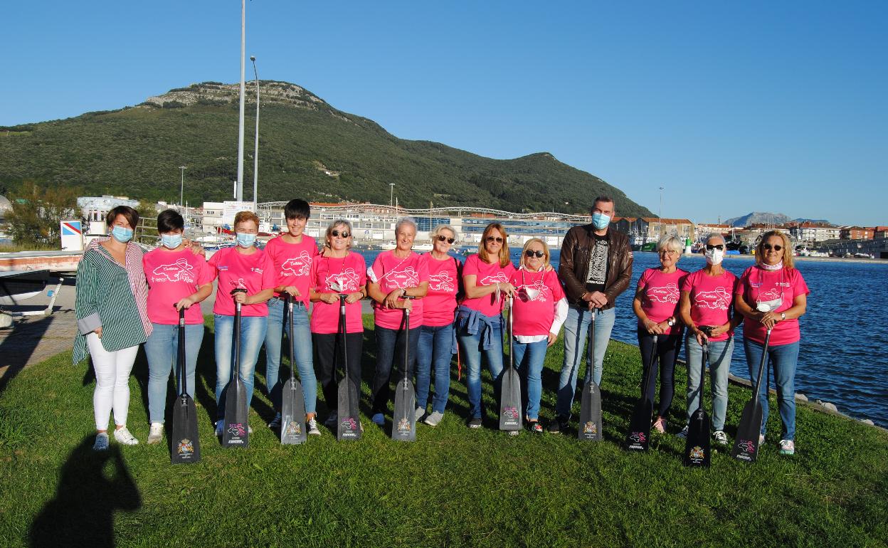 Integrantes de la Asociación Cantabria en Rosa portan las nuevas palas acompañadas del alcalde y la concejal de Deportes.