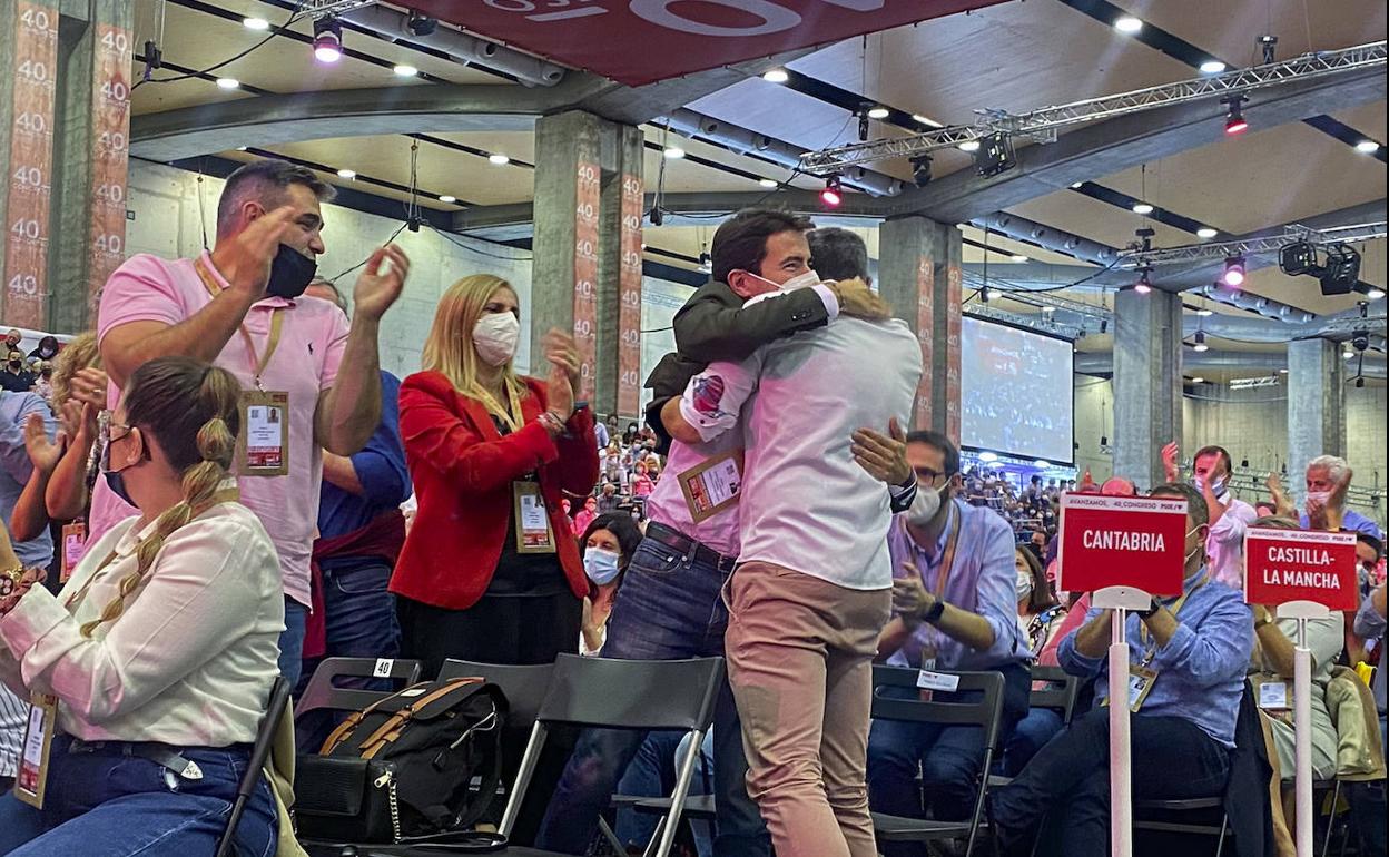 Abrazo de Pedro Casares y Pablo Zuloaga, aplaudido por compromisarios de la delegación cántabra. 