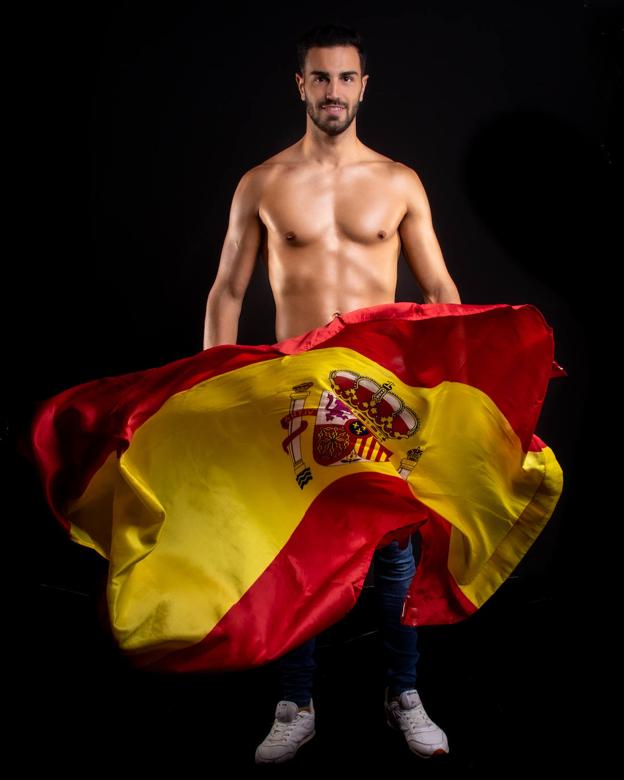 Posando con la bandera nacional que defenderá en Venezuela.