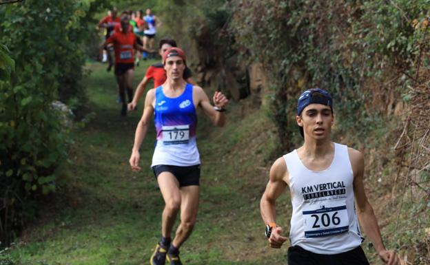 Marcos Villamuera y Héctor Sánchez, los dos primeros clasificados de la carrera, entre Mogrovejo y Redo.