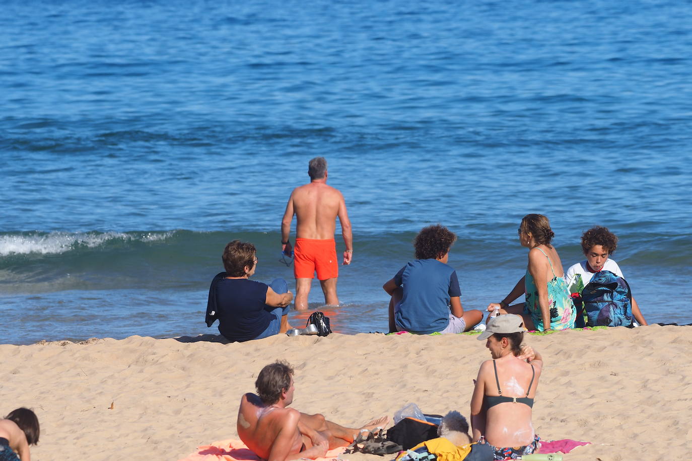 El tiempo que ha tenido Cantabria este lunes y martes ha sido un espejismo, una última ventana veraniega en el preludio del otoño, que irrumpirá de súbito el jueves, con descenso acusado de las temperaturas y precipitaciones intensas.