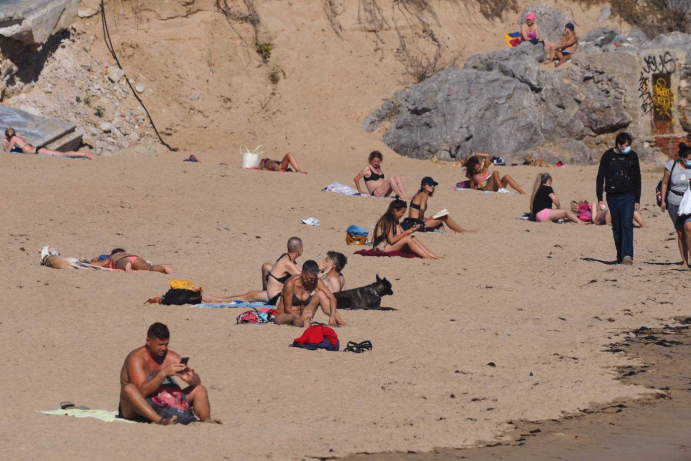 El tiempo que ha tenido Cantabria este lunes y martes ha sido un espejismo, una última ventana veraniega en el preludio del otoño, que irrumpirá de súbito el jueves, con descenso acusado de las temperaturas y precipitaciones intensas.