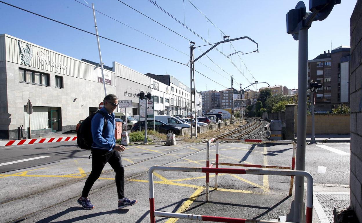 Las vias del tren que parten la ciudad de Torrelavega