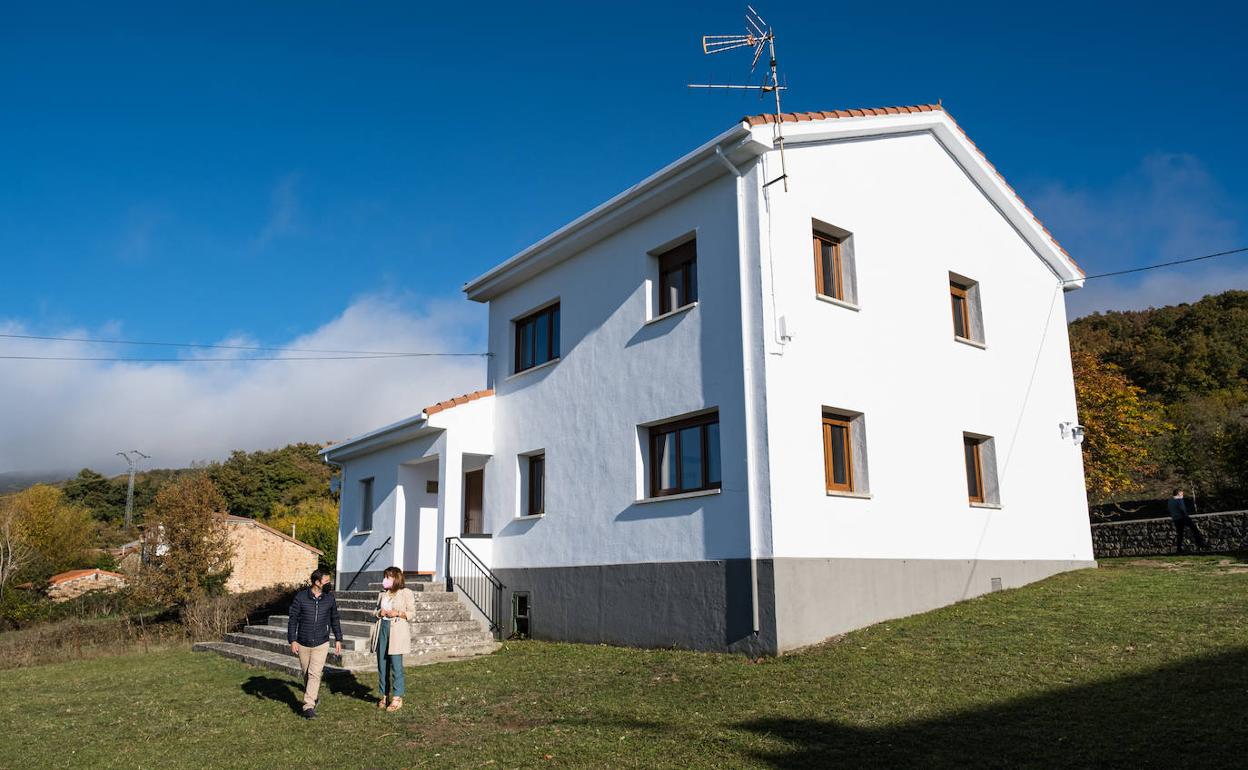 La consejera y el alcalde visitan las obras de rehabilitación de la antigua Casa del Médico