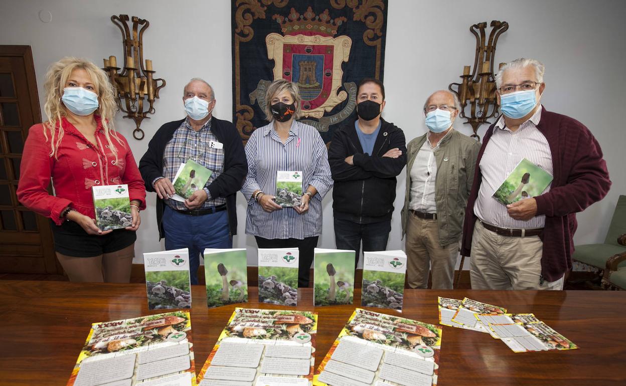 La alcaldesa de Camargo, Esther Bolado (en el centro), posa junto a algunos miembros de Somican y los ediles de Medio Ambiente y de Cooperación, este martes, en el Ayuntamiento.