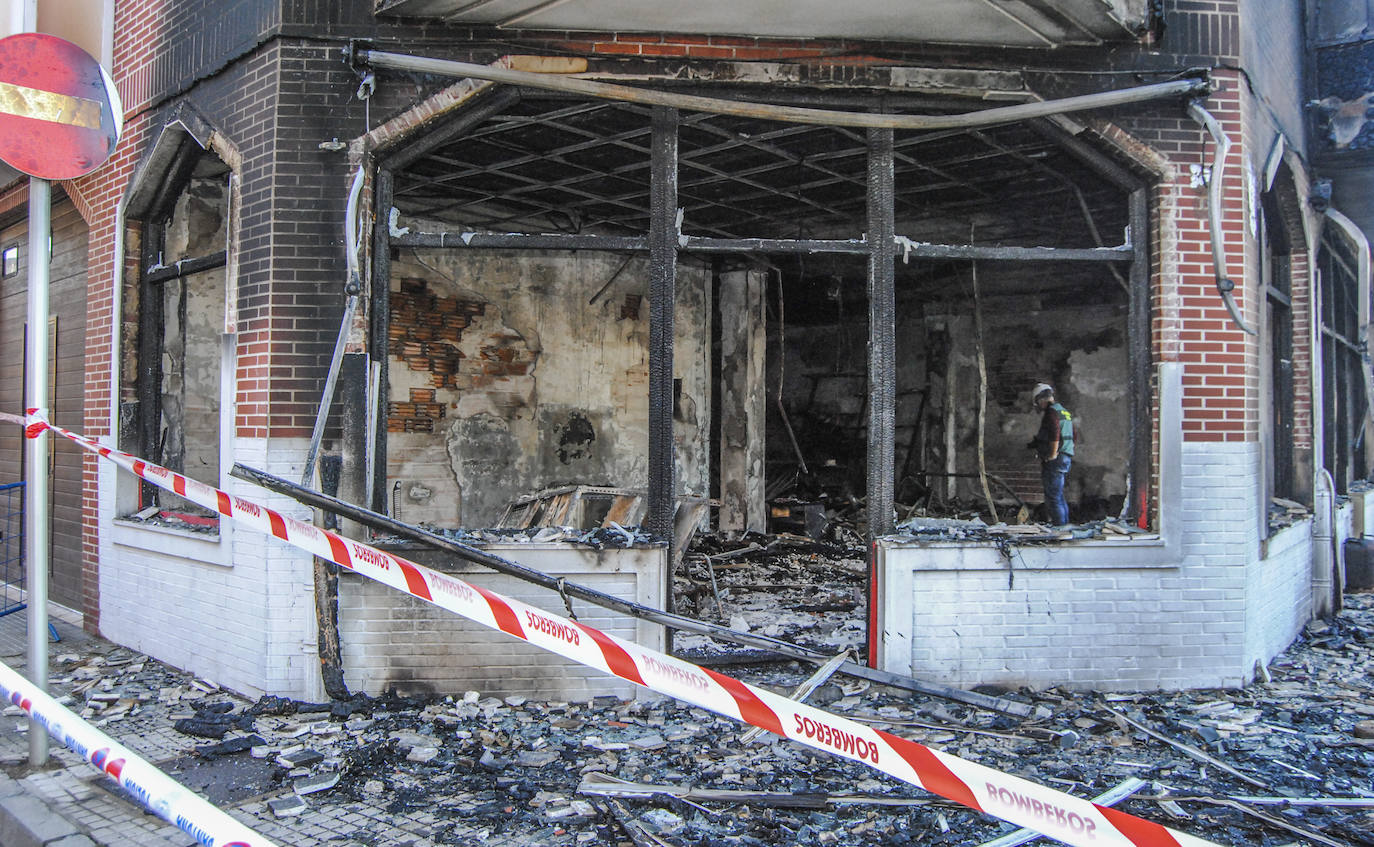 Fotos: Un incendio calcina un local comercial de Santoña