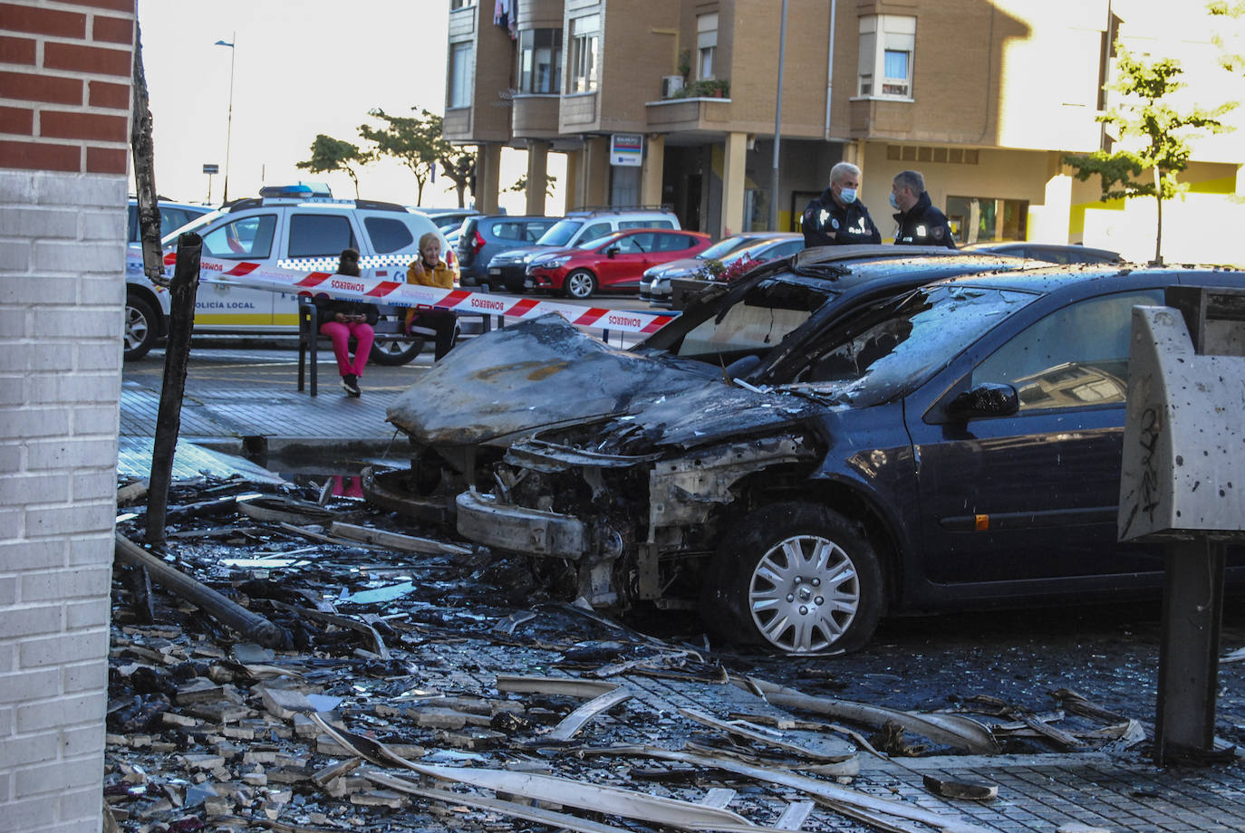 Fotos: Un incendio calcina un local comercial de Santoña