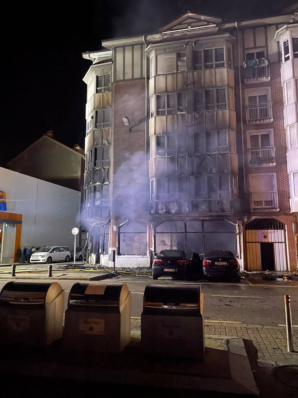 Fotos: Un incendio calcina un local comercial de Santoña