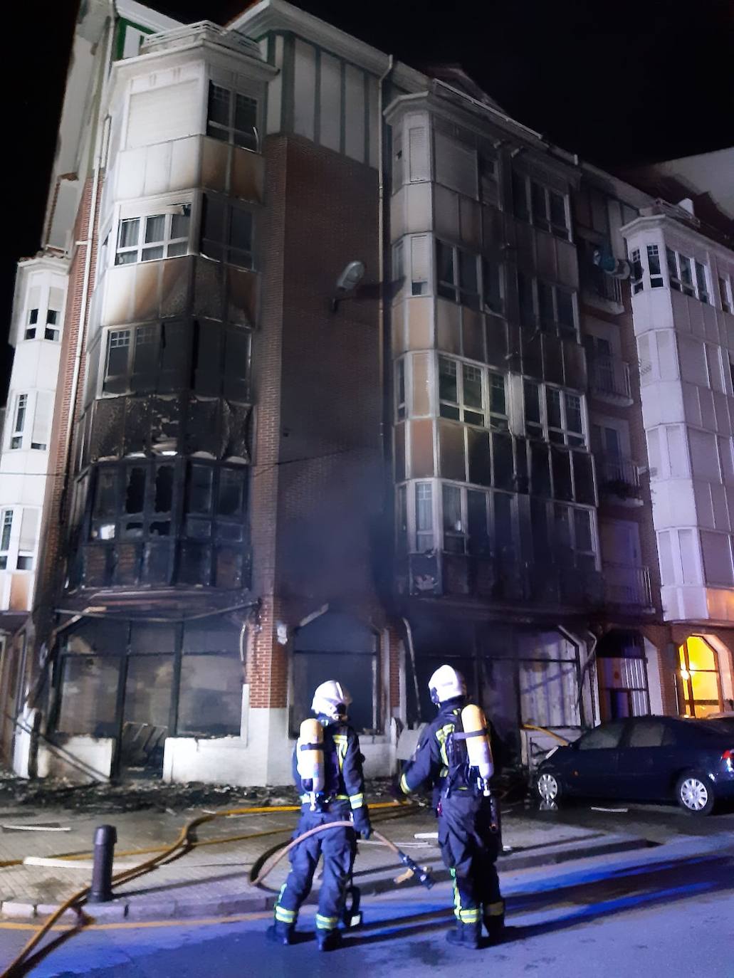 Fotos: Un incendio calcina un local comercial de Santoña