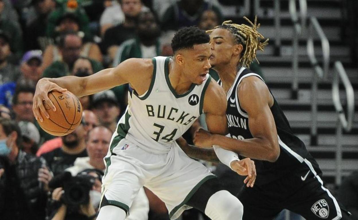 Giannis Antetokounmpo, en una acción ante Nicolas Claxton. 