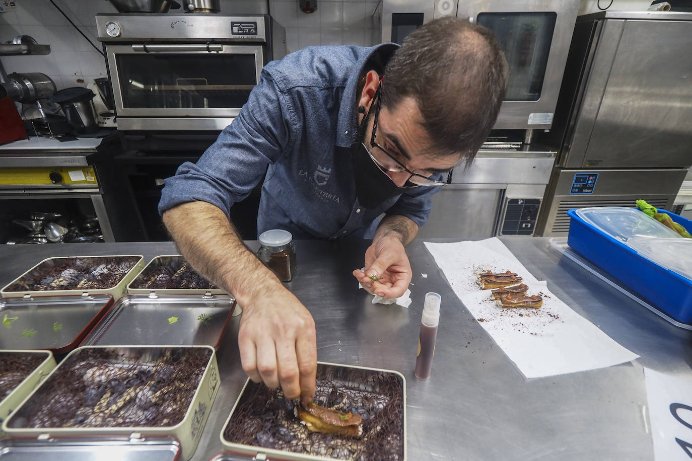 El jurado ha estado compuesto por Ricardo Ezcurdia, Ana Arroyo y Gabriel Argumosa, de la Academia Cántabra de Gastronomía; y Elvira Abascal, jefa de sala de El Nuevo Molino.