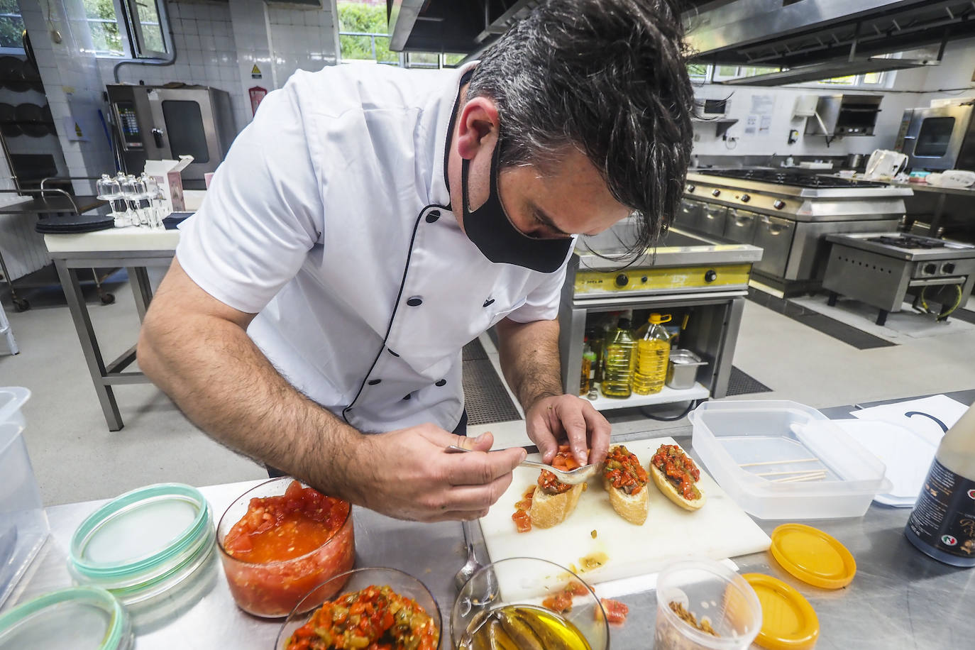 El jurado ha estado compuesto por Ricardo Ezcurdia, Ana Arroyo y Gabriel Argumosa, de la Academia Cántabra de Gastronomía; y Elvira Abascal, jefa de sala de El Nuevo Molino.