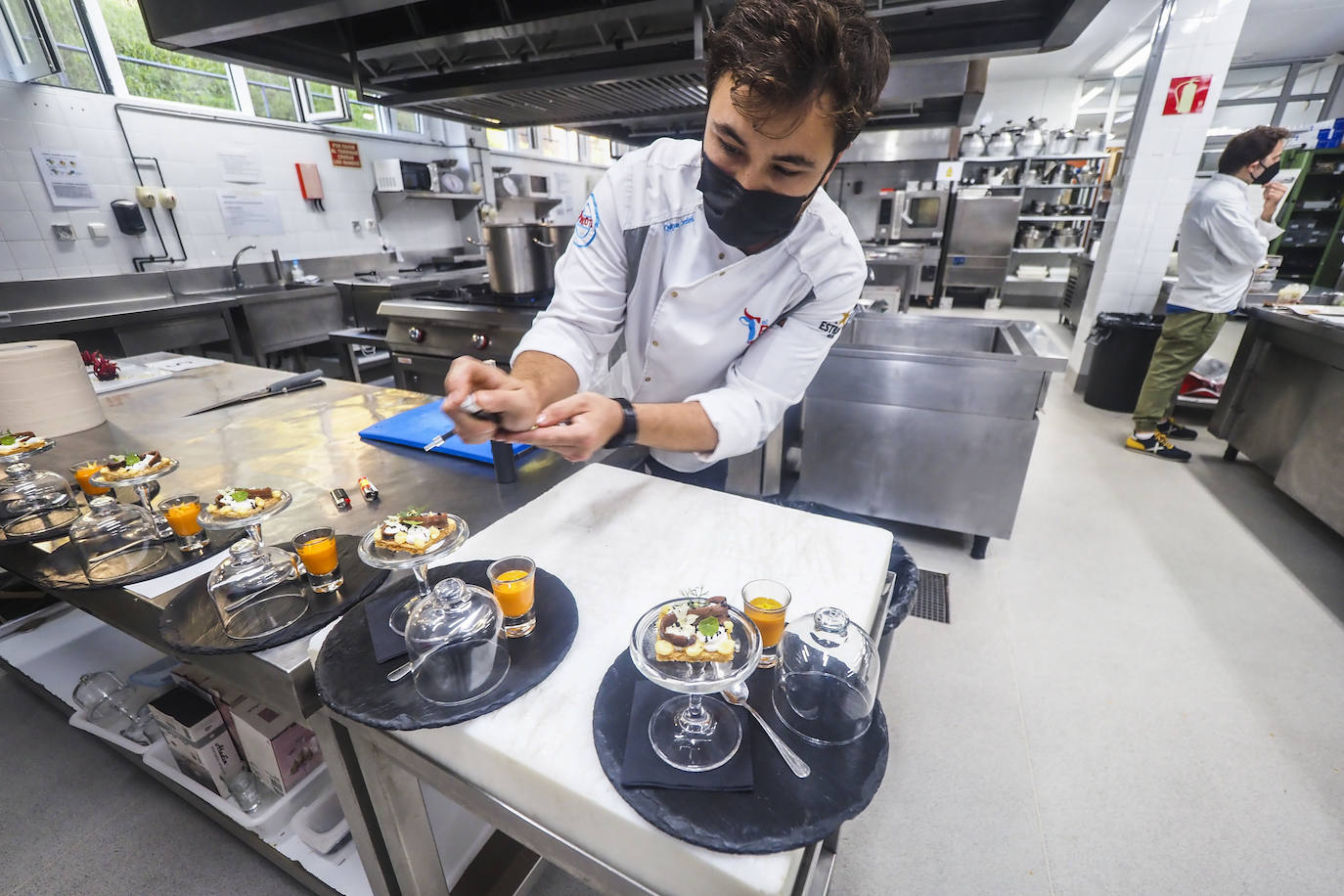 El jurado ha estado compuesto por Ricardo Ezcurdia, Ana Arroyo y Gabriel Argumosa, de la Academia Cántabra de Gastronomía; y Elvira Abascal, jefa de sala de El Nuevo Molino.