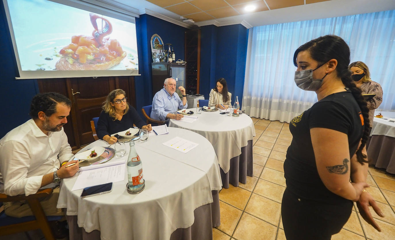 El jurado ha estado compuesto por Ricardo Ezcurdia, Ana Arroyo y Gabriel Argumosa, de la Academia Cántabra de Gastronomía; y Elvira Abascal, jefa de sala de El Nuevo Molino.