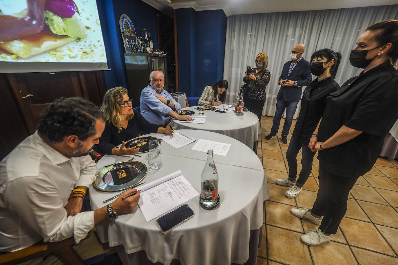 El jurado ha estado compuesto por Ricardo Ezcurdia, Ana Arroyo y Gabriel Argumosa, de la Academia Cántabra de Gastronomía; y Elvira Abascal, jefa de sala de El Nuevo Molino.