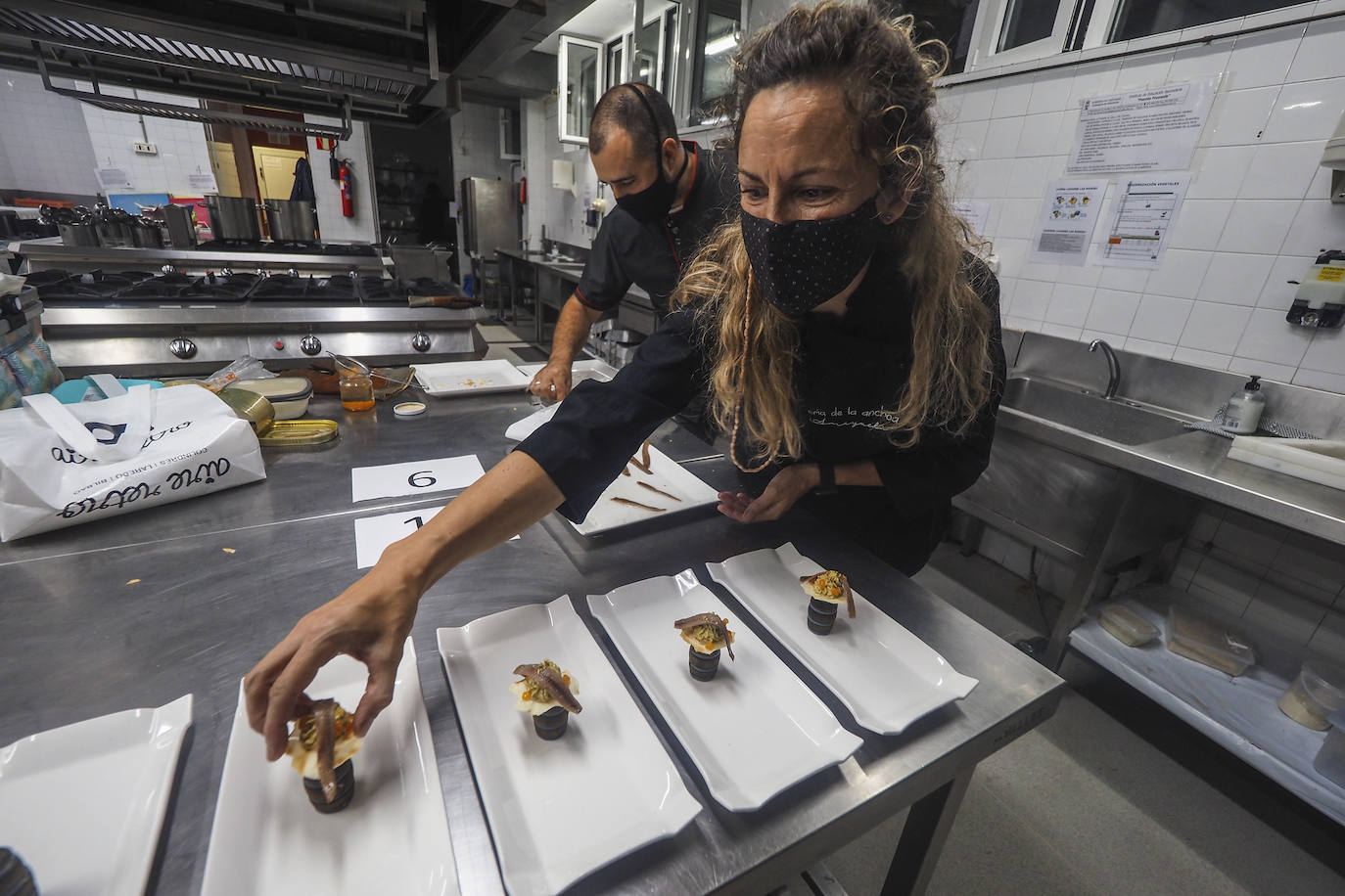 El jurado ha estado compuesto por Ricardo Ezcurdia, Ana Arroyo y Gabriel Argumosa, de la Academia Cántabra de Gastronomía; y Elvira Abascal, jefa de sala de El Nuevo Molino.