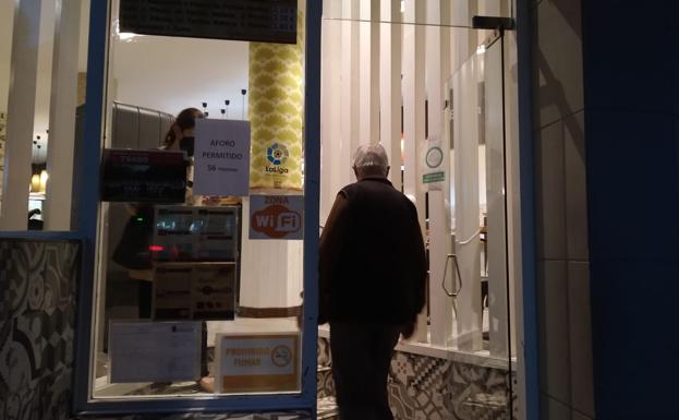 Un cliente entra en la cafetería La Brújula.