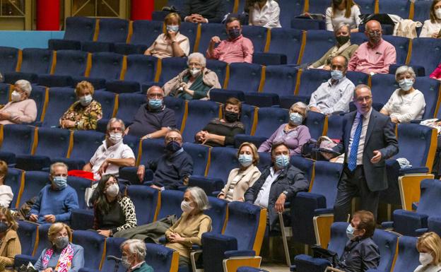 Imagen principal - Arriba, parte del público que asistió a una gala presentada por Juan Carlos de la Fuente. Abajo, el dúo Solo Saxo y el rabelista Miguel Cadavieco.