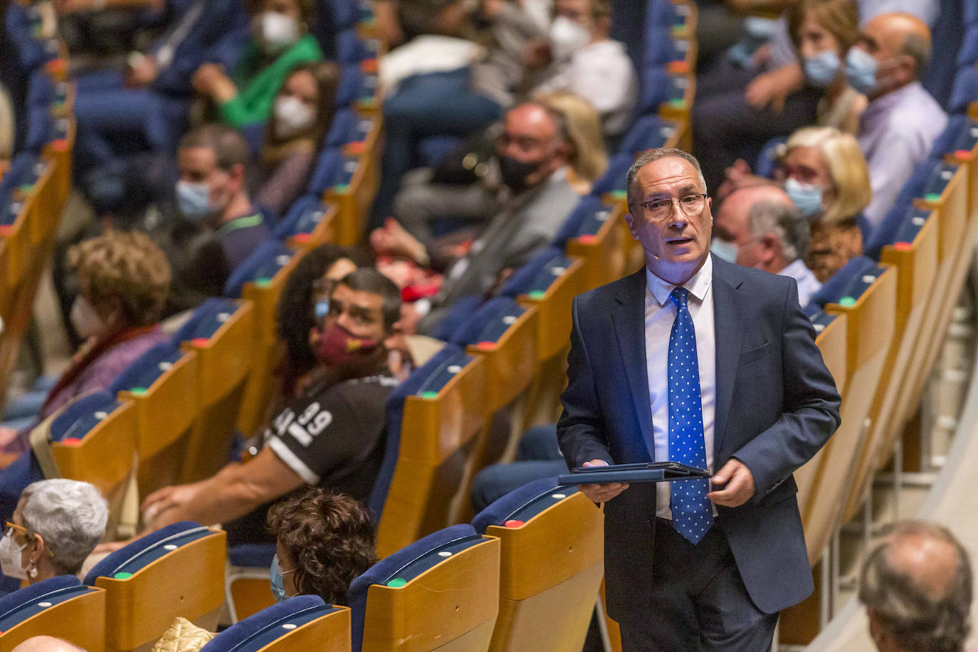 Juan Carlos de la Fuente (presentador) se pasea entre el público.