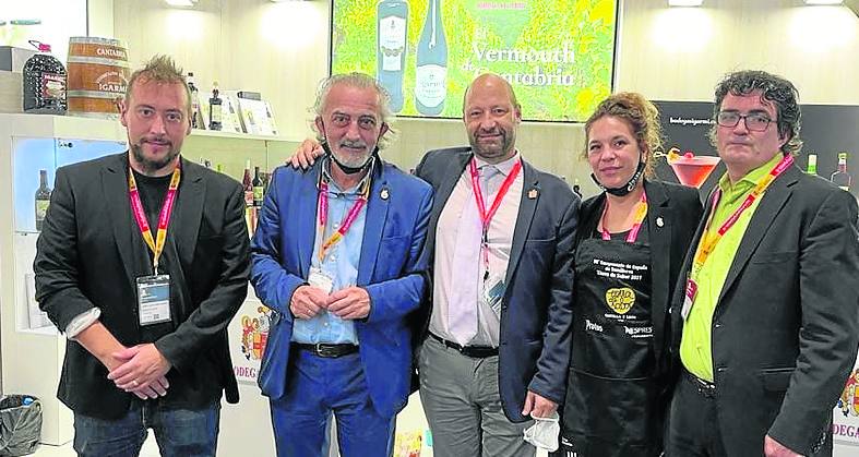 Bodegas Igarmi presentó en la feria vermuts, En la foto, Gabriel Olea, en el centro, junto a barmans y sumilleres de Cantabria. 