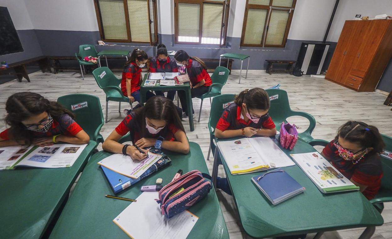 Las seis alumnas realizando tareas en el aula de las antiguas escuelas de San Mateo. sane