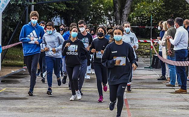 Los profesores animan a los alumnos durante el recorrido.