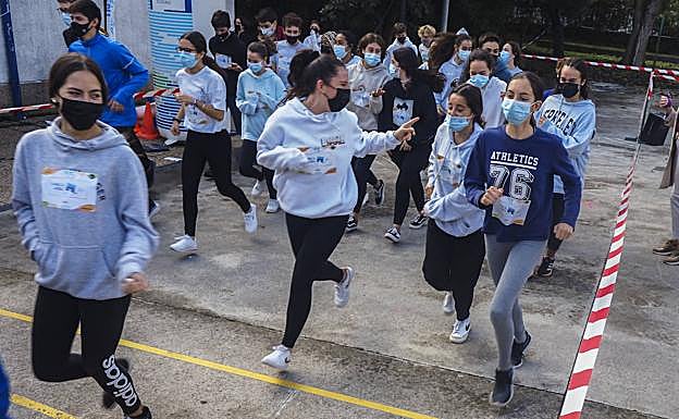 Los estudiantes se divierten y apoyan unos a otros.