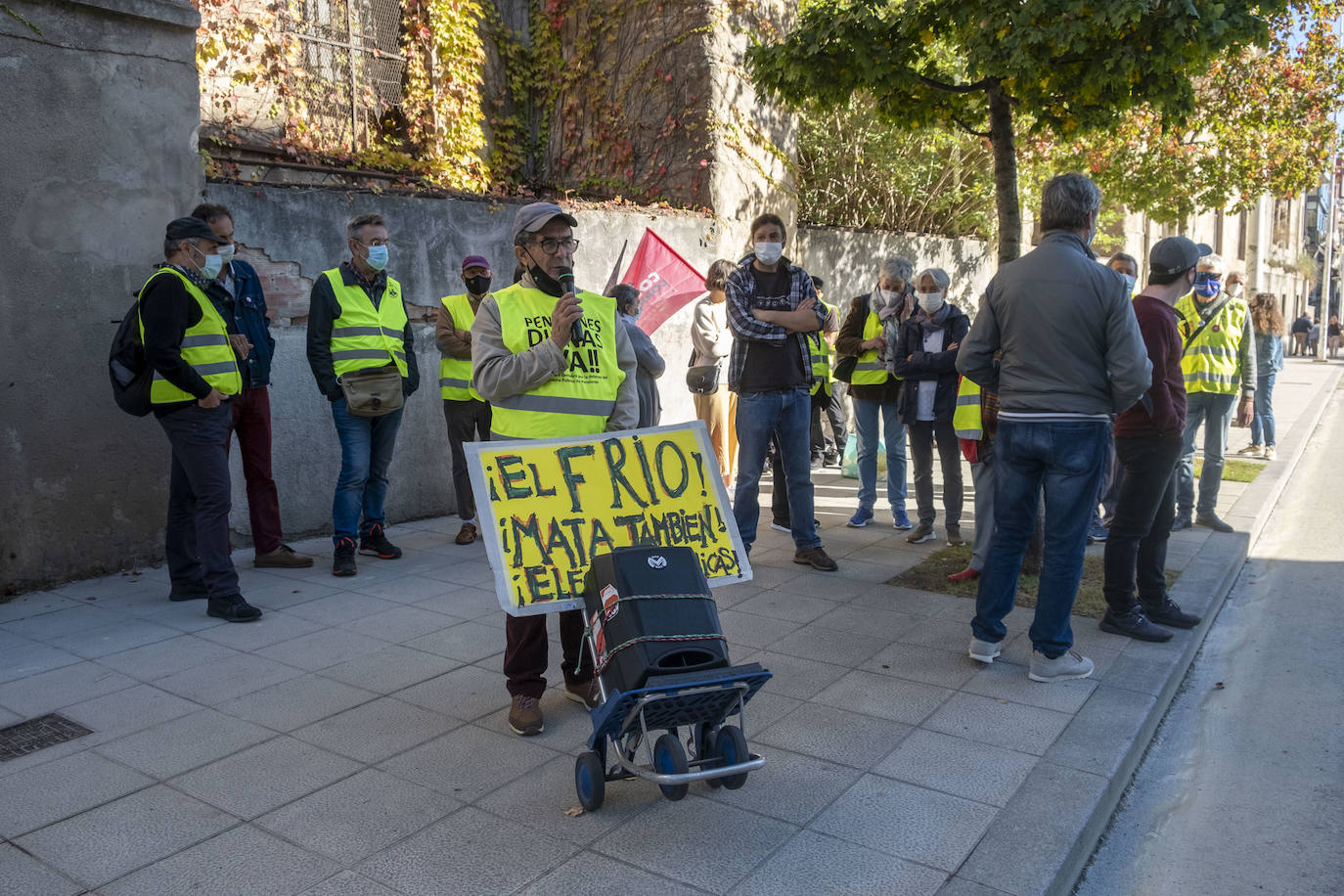 Fotos: Los pensionistas escenifican en la calle su rechazo al elevado coste de la luz y el gas