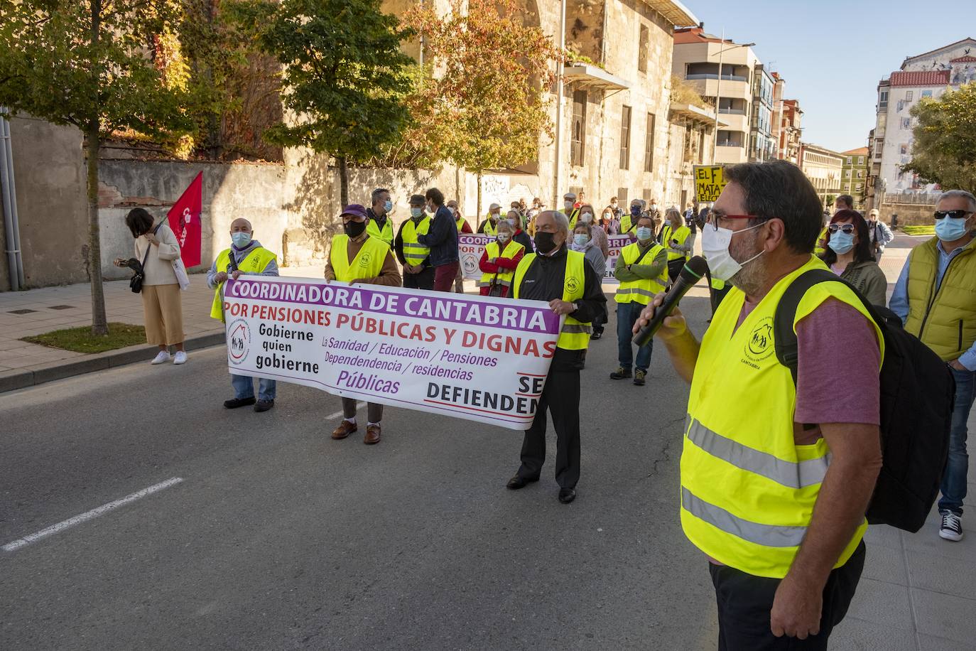 Fotos: Los pensionistas escenifican en la calle su rechazo al elevado coste de la luz y el gas