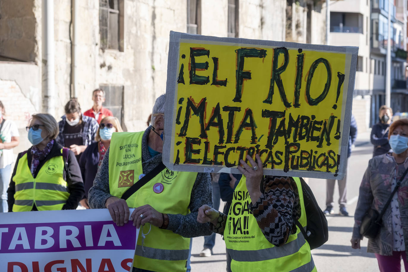 Fotos: Los pensionistas escenifican en la calle su rechazo al elevado coste de la luz y el gas