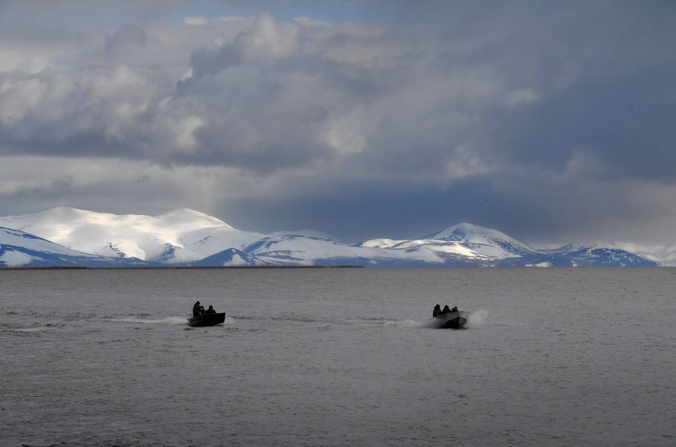 Cazadores regresan de un viaje en busca de gansos y patos cerca de la ciudad de Quinhagak en el delta del Yukón en Alaska.Según los informes de cambio climático de los científicos, Alaska se ha estado calentando dos veces más rápido que el promedio mundial