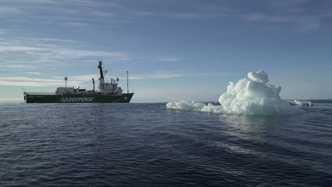 El barco Arctic Sunrise de Greenpeace, cerca del hielo flotante en el Océano Ártico