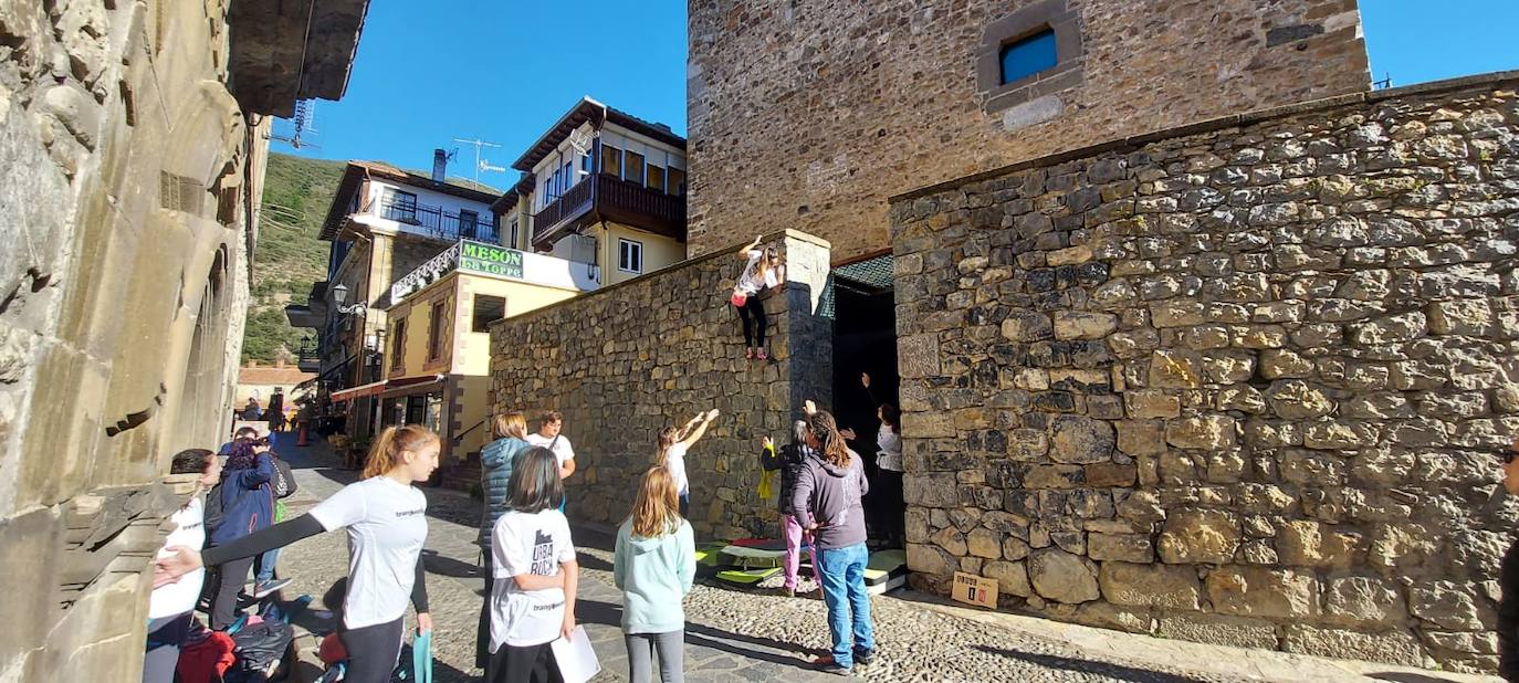 Prueba de Urbanrock en un muro de acceso a la Torre del Infantado de Potes