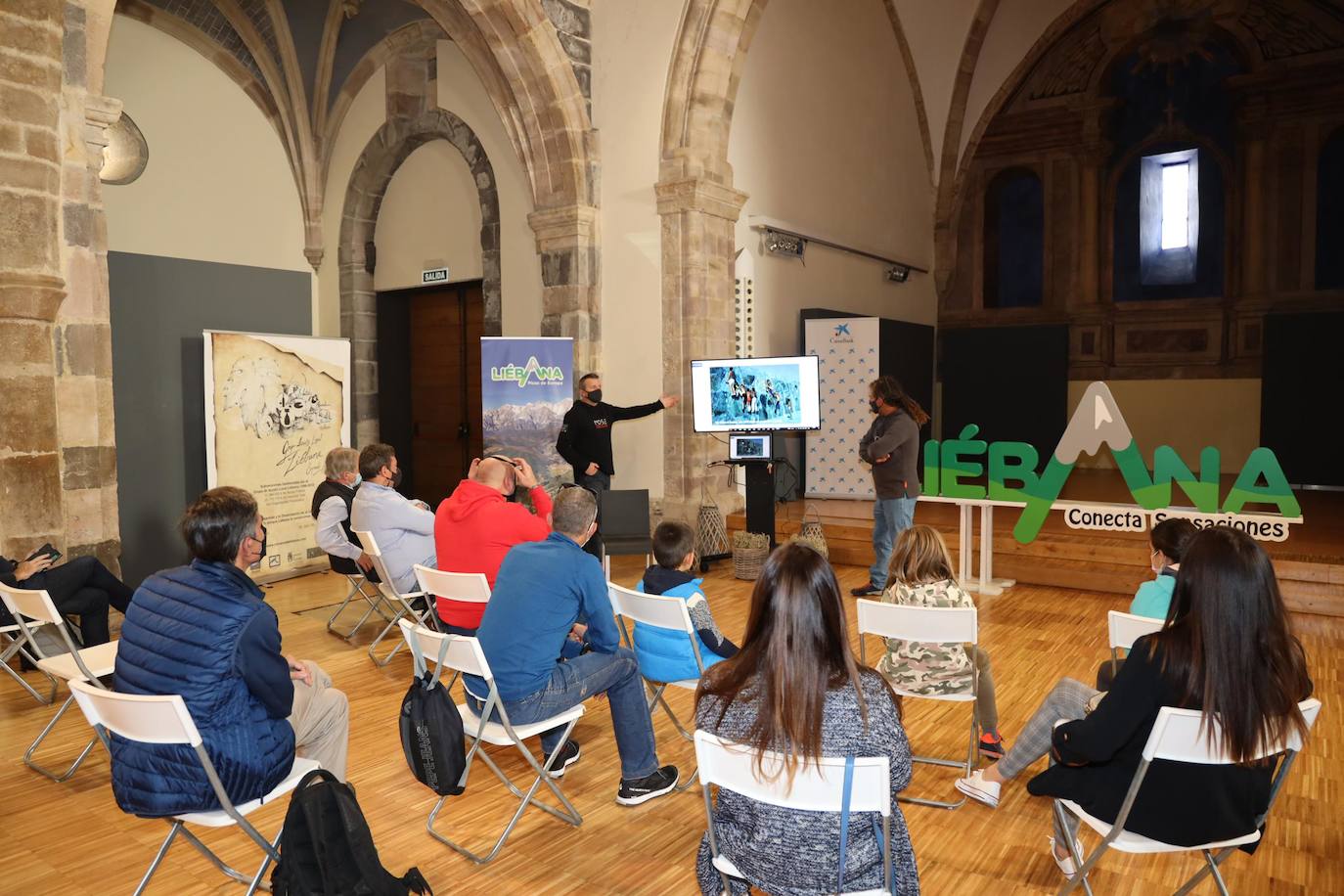 Finuco Martínez y Francisco Blanco, durante la charla ofrecida en el Centro de Estudios Lebaniegos