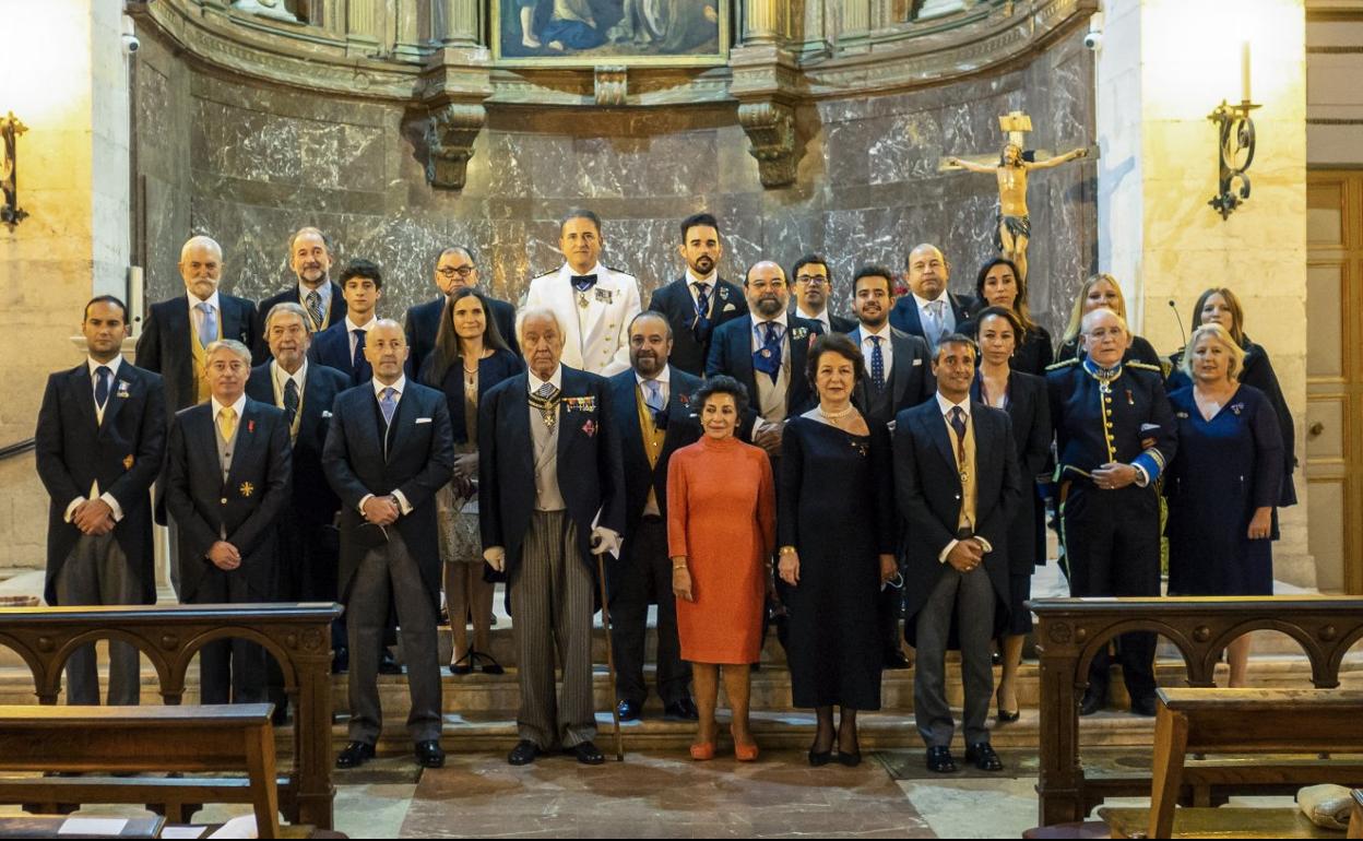 Parte de los miembros del Ilustre Cuerpo de Hijosdalgo de la Montaña y Antiguos Solares de Cantabria, en su primera reunión en la iglesia de Santa Lucía de Santander. En la primera fila, de izquierda a derecha: José María Martín-Abad, Joaquín Ruiz de Villa, Carlos González de la Riva, Fernando Gómez de Olea, Nieves Barros, Patricia de la Vega, Ignacio de Diego. Segunda fila, de izquierda a derecha: Juan Manuel García de Lago, Augusto de Castañeda, Bárbara Agudo, Fernando de Benito y María José Fourrat. Tercera fila, de izquierda a derecha: José Ignacio Fuldain, Ariel García de Lago, Raquel de Terán, Fernando Agudo, Augusto de Castañeda, Alejandra Agudo, Cristina de Benito y María José de Benito. Última fila: Manuel García de Lago, Joaquín Díaz de Entresotos, Enrique López-Pozas, Fernando Agudo, Alfonso de Castañeda y Juan Ramón de Luz. 