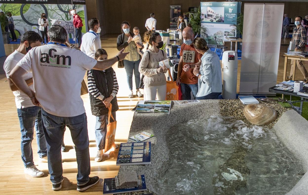 Un grupo de público visita uno de los expositores en el salón, durante la jornada de ayer. 