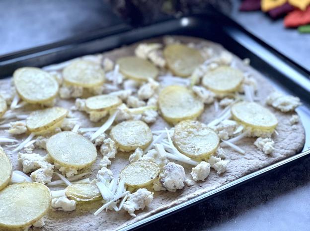 Estira la masa en una bandeja de horno engrasada.