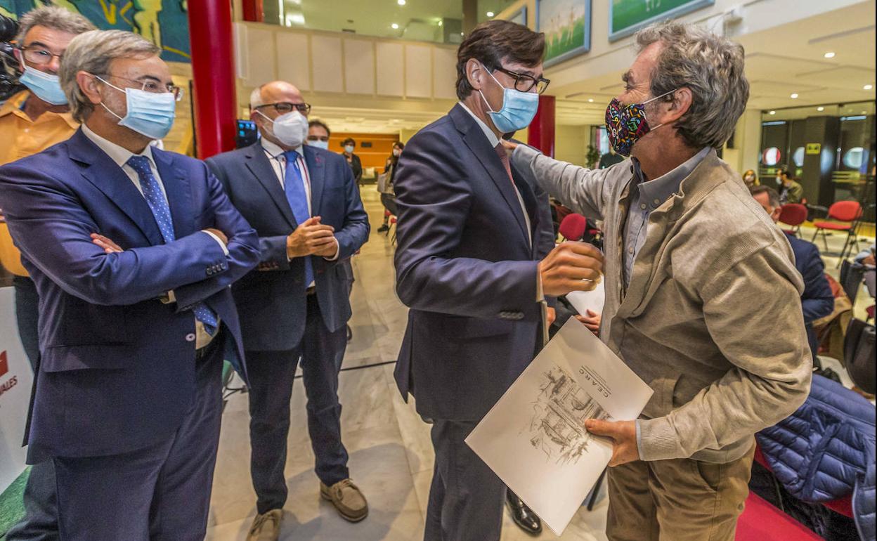 Salvador Illa y Fernando Simón se saludaron afectuosamente en el Palacio de Festivales.