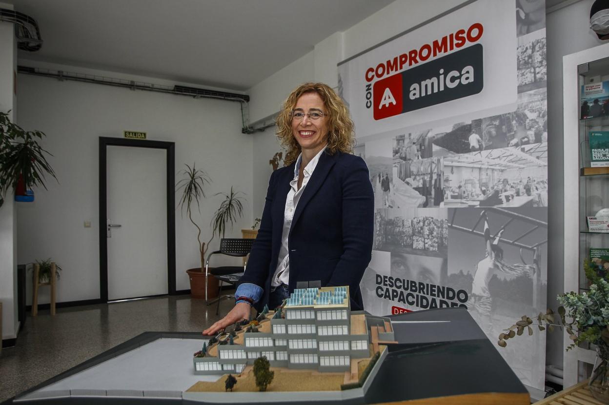 María José Abelán posa en la sede de la asociación Amica en Torrelavega.