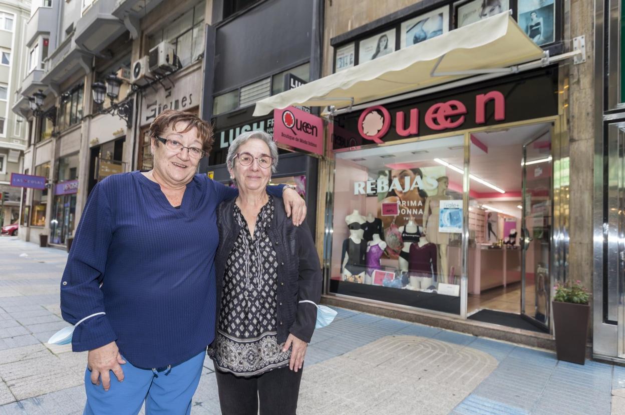 Gloria y Santuca Alonso, las dos hermanas que se jubilan, frente a su negocio, Queen, en la calle San Francisco. 