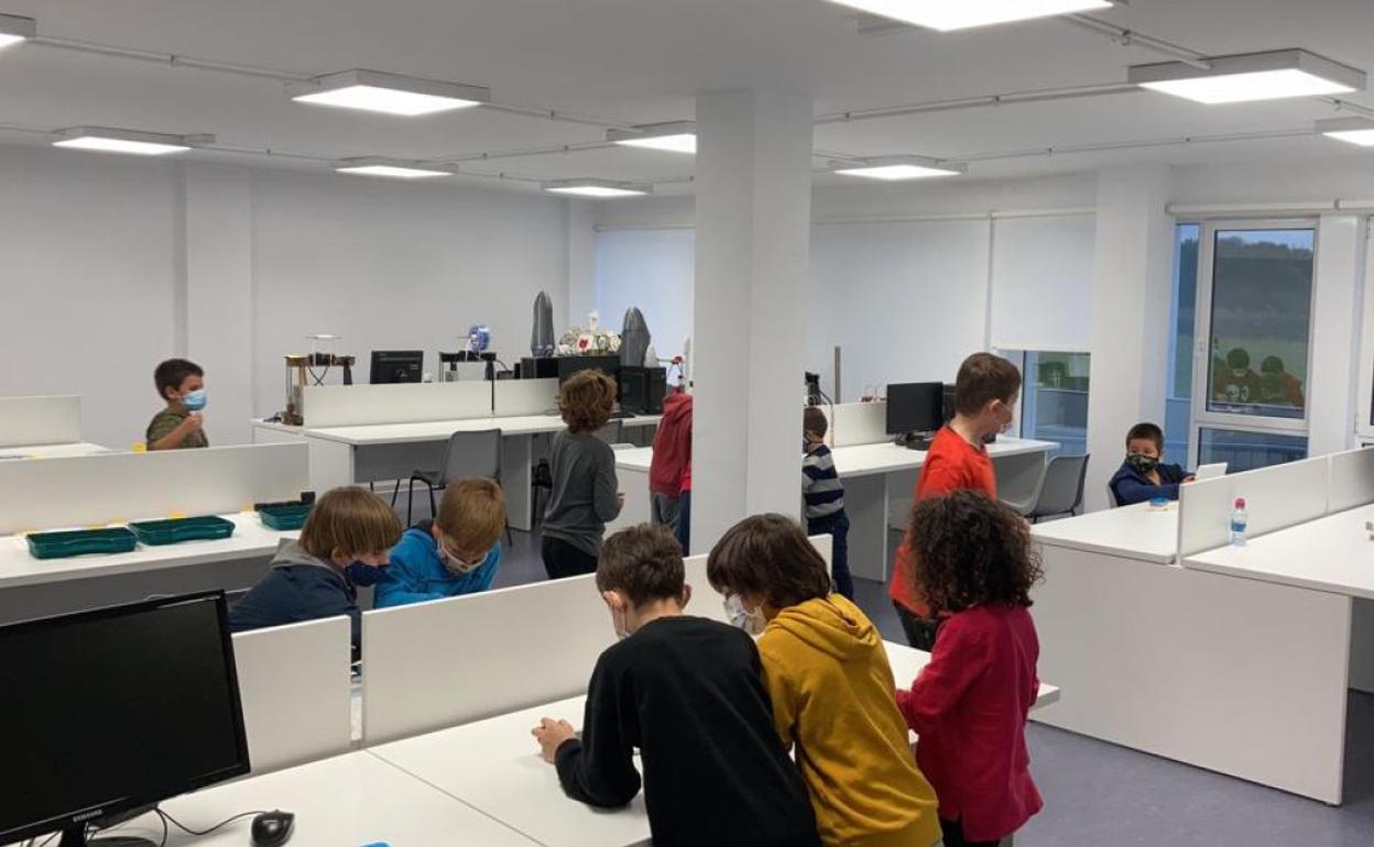 La Escuela Municipal de Robótica desarrolla su actividad en el edificio de Rada de Santa Cruz de Bezana.