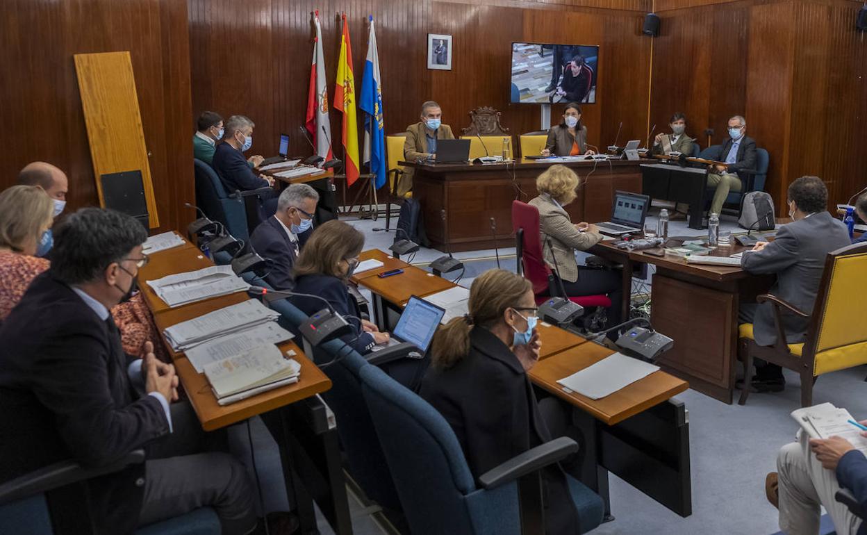 El pleno del Ayuntamiento de Santander ya es presencial, aunque se respetan las distancias de seguridad.