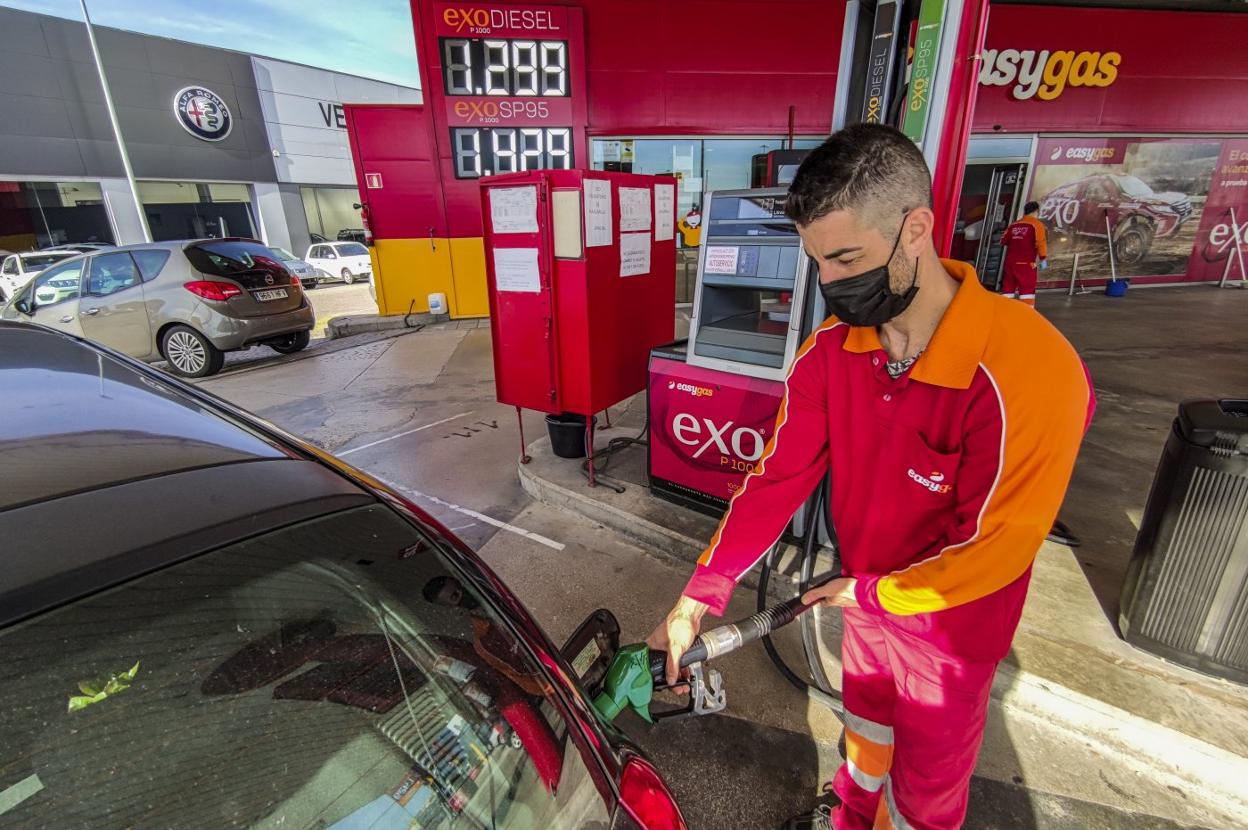 Un empleado de EasyGas dispensa gasolina en la estación ubicada en la Avenida de Parayas. 