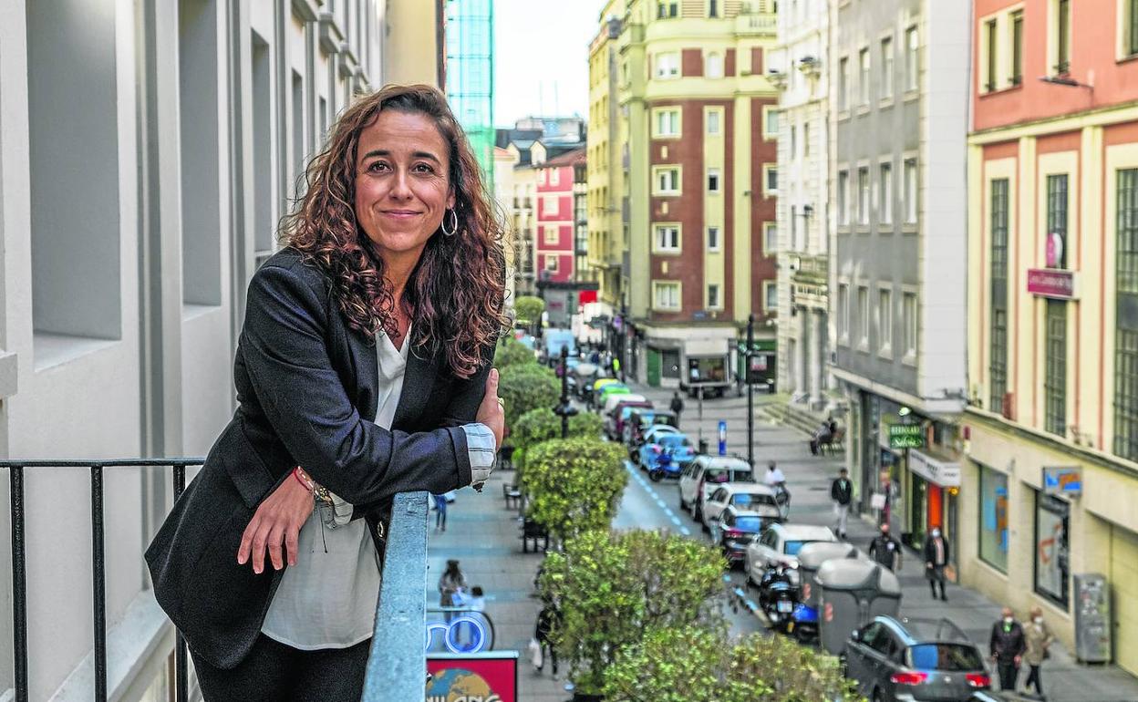 Olivia Olga Martínez, en el balcón de la sede de Cáritas Diocesana, en Santander. 