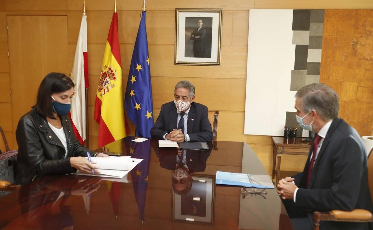 Gema Igual, Miguel Ángel Revilla y César Díaz (primer teniente de alcalde de Santander) en la reunión que han mantenido esta mañana.