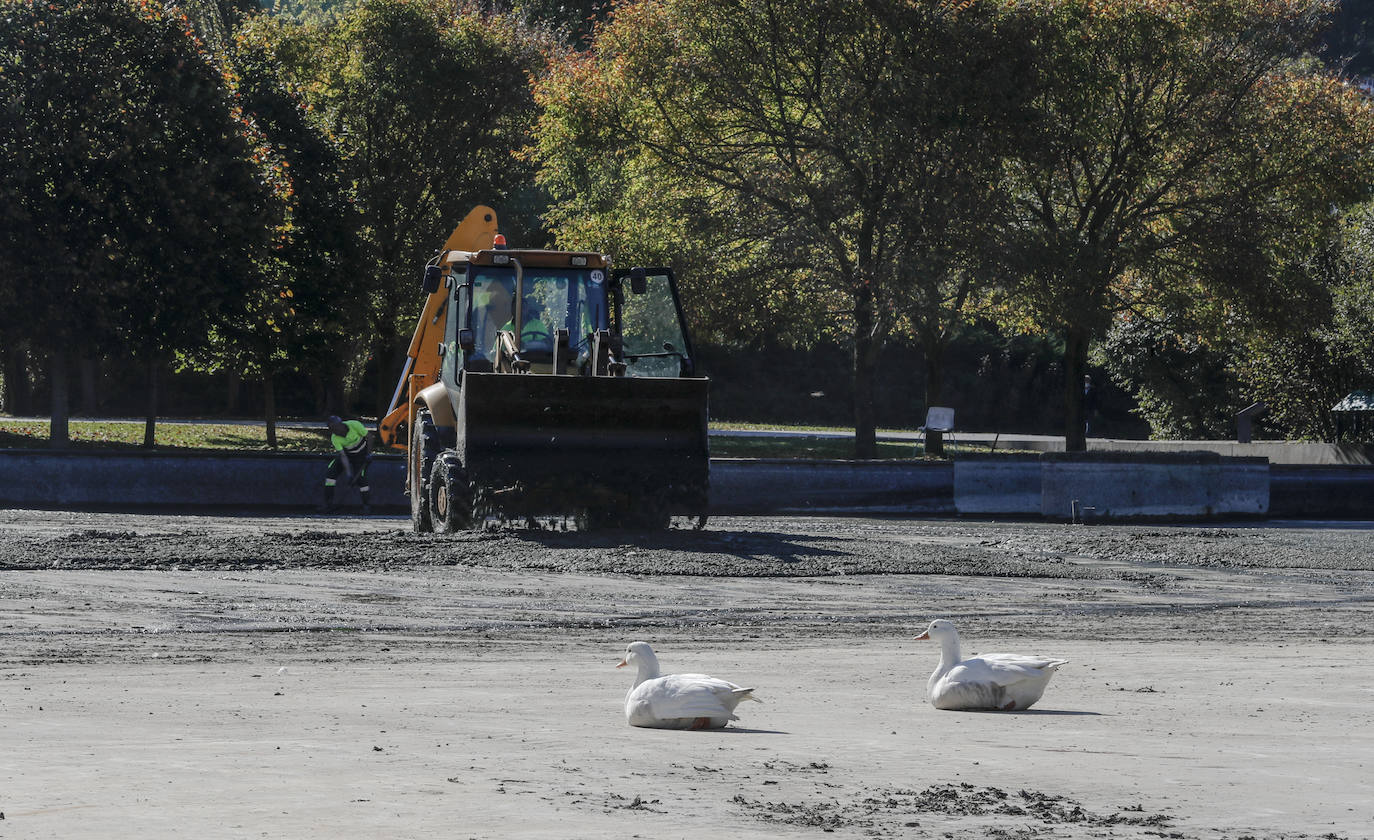 Los vecinos de Santander se han encontrado el lago artificial seco y a los patos caminando por la superficie sin agua. El Ayuntamiento aclara que se trata de una limpieza a fondo necesaria cada dos años
