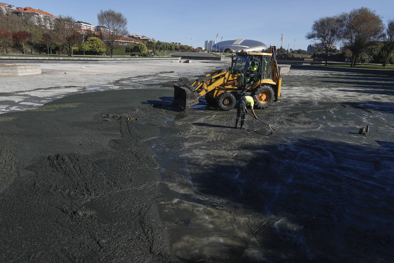 Los vecinos de Santander se han encontrado el lago artificial seco y a los patos caminando por la superficie sin agua. El Ayuntamiento aclara que se trata de una limpieza a fondo necesaria cada dos años
