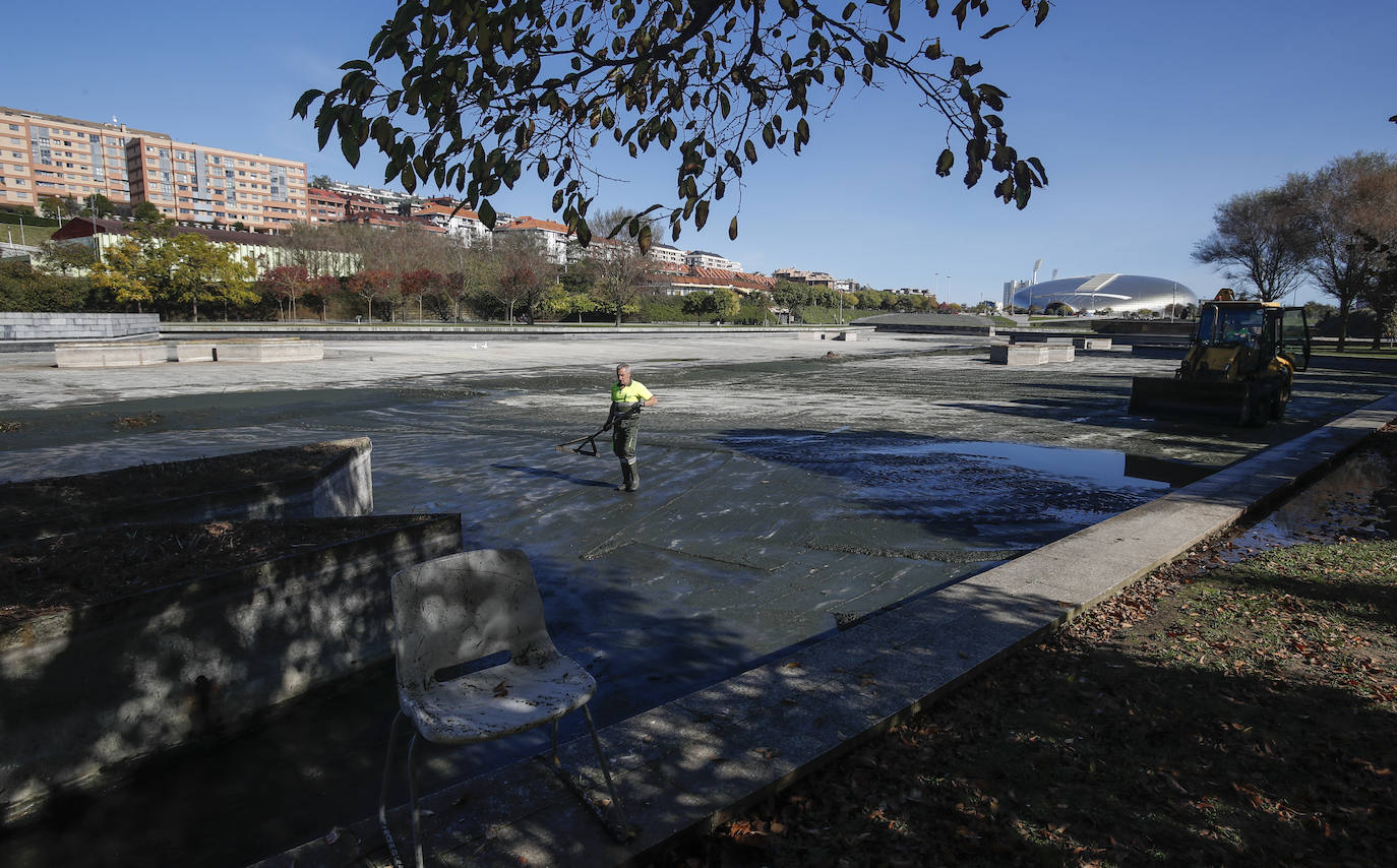 Los vecinos de Santander se han encontrado el lago artificial seco y a los patos caminando por la superficie sin agua. El Ayuntamiento aclara que se trata de una limpieza a fondo necesaria cada dos años