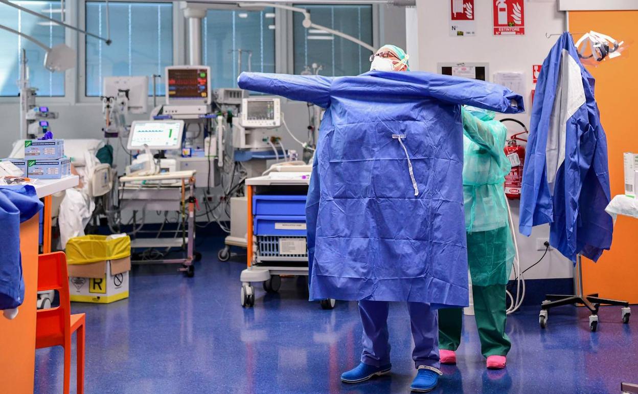 Personal sanitario colocándose los EPI's durante la pandemia del coronavirus.