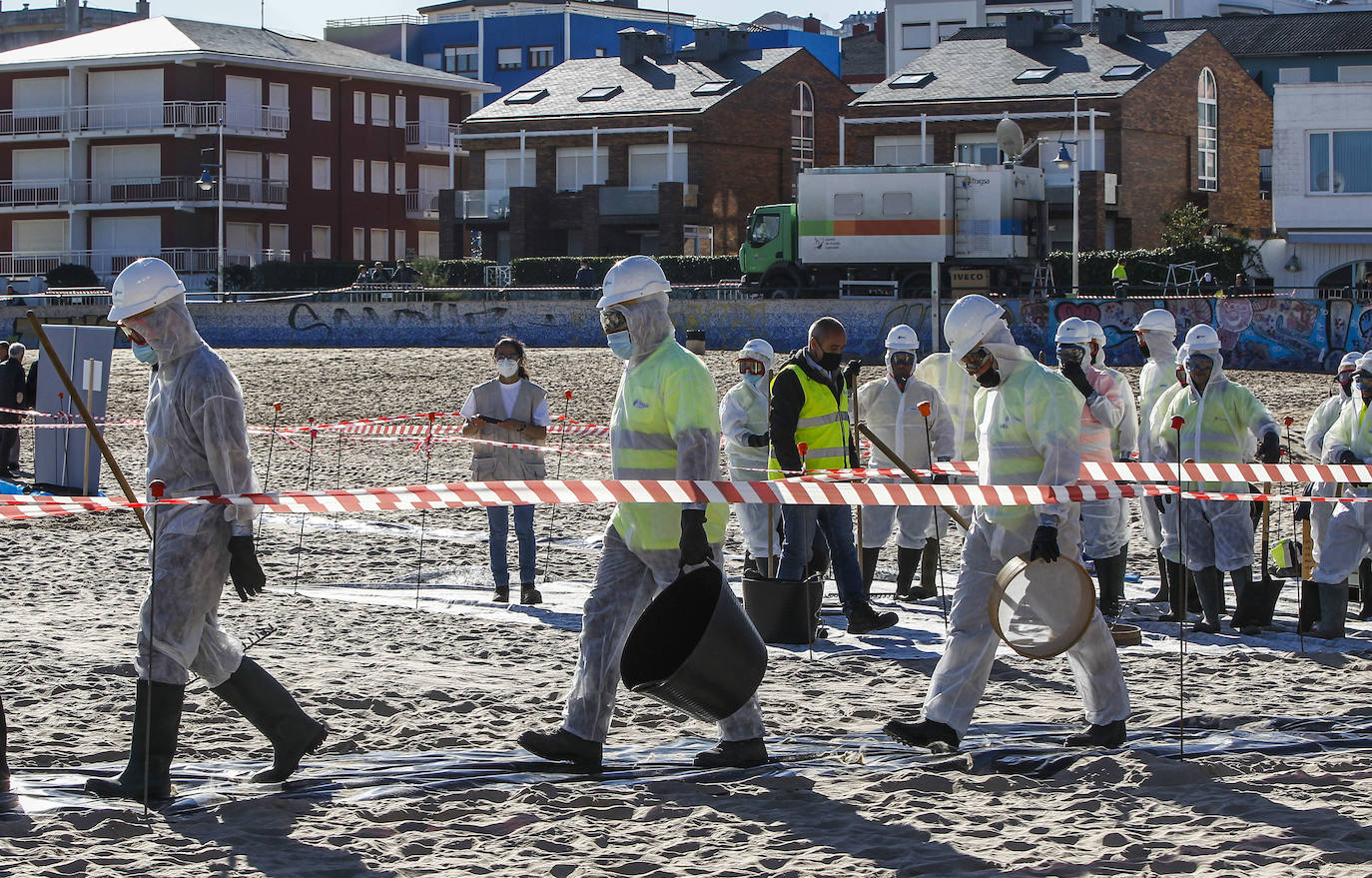 Fotos: Simulacro de actuación ante una posible contaminación marina accidental en la playa de La Concha